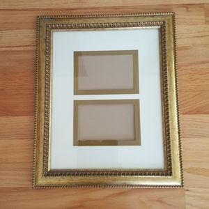 Excellent Condition Gold Wall Pic Frame w/matting